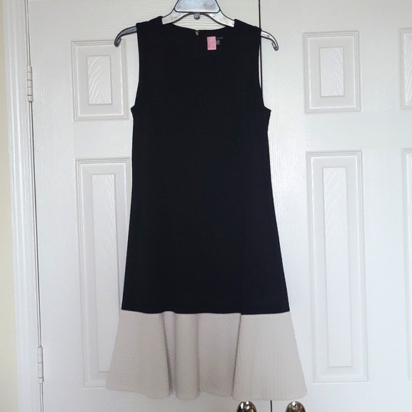 Tommy H Sheath Dress with Flared Bottom. Black/White Sz 8 - Picture 1 of 2